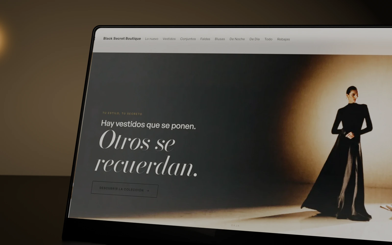 La portada de Black Secret en un portátil, sobre el escenario de luz cálida de su propio hero