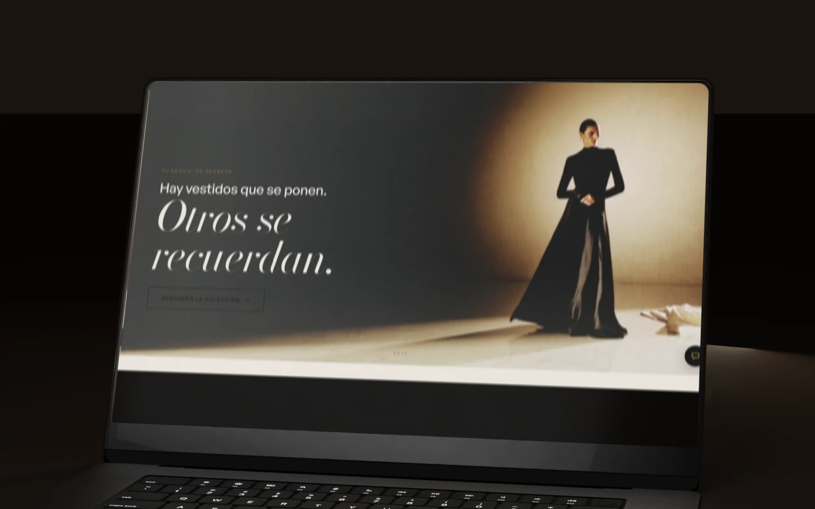 La portada: «Hay vestidos que se ponen. Otros se recuerdan.»