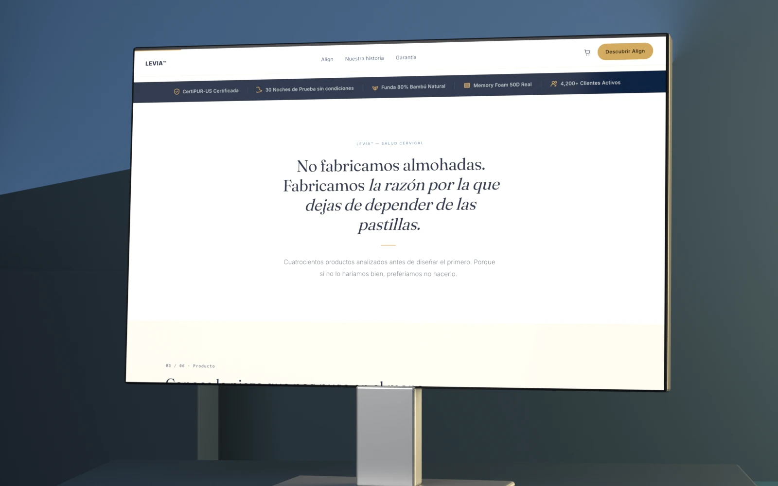 La sección de promesa de LEVIA en un monitor: «No fabricamos almohadas. Fabricamos la razón por la que dejas de depender de las pastillas.»